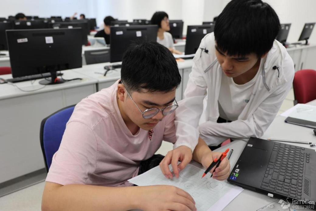 4��14�����ڏB�T��W(xu��)�R��������У��Դ�c�����W(xu��)Ժ�����ƈD�n����ͬ�W(xu��)������ӑՓ�n�����I(y��)����������?q��ng)?b��o)ӛ�� ���� �z��